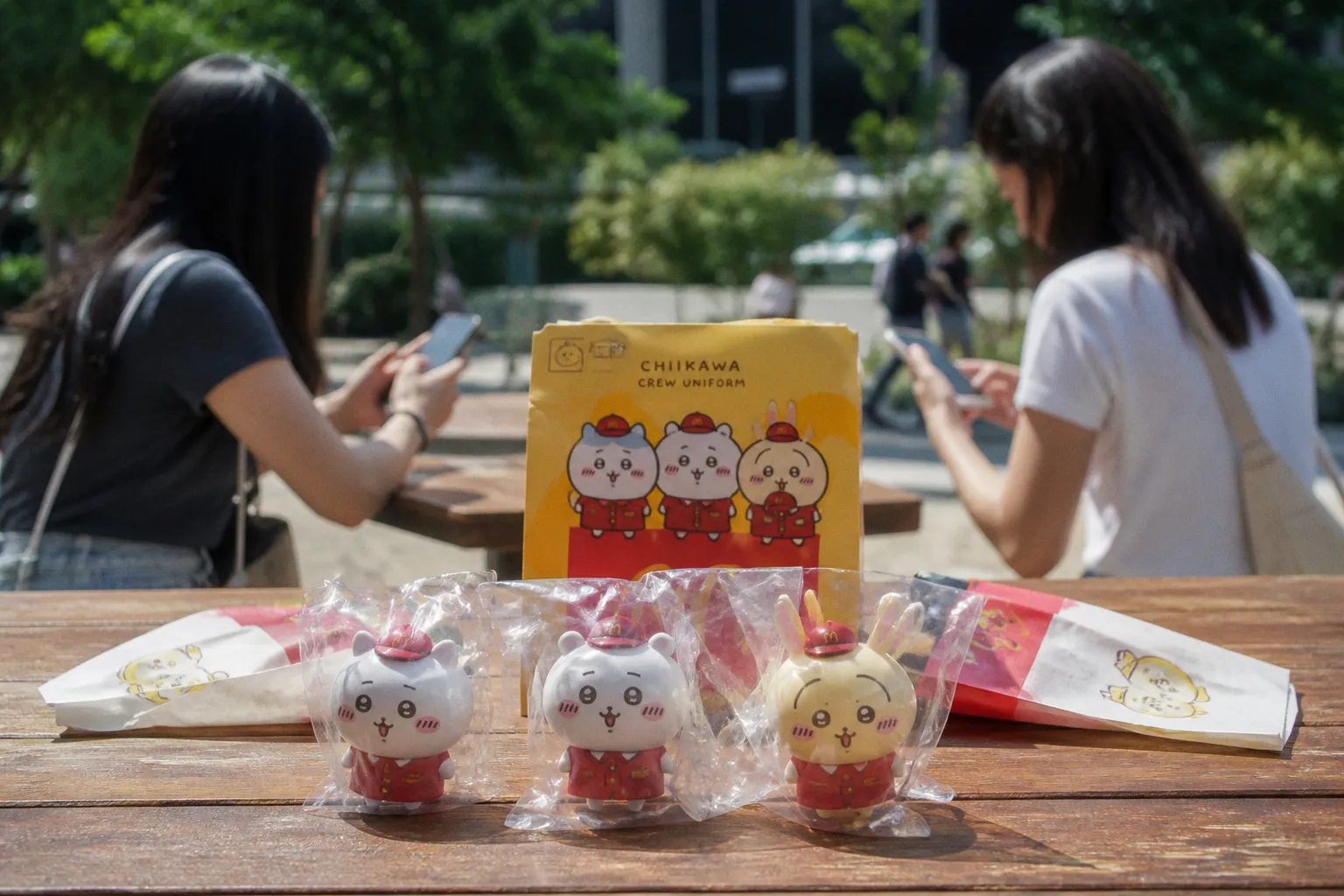 Figurines Chiikawa x McDonald's : la collection Crew Uniform débarque à Singapour