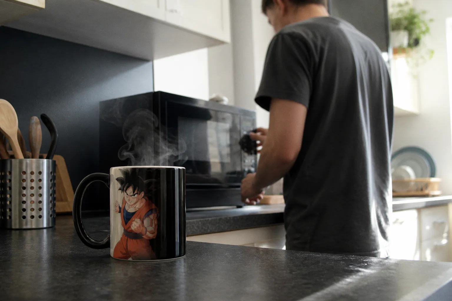 Mugs magiques manga : le micro-ondes est-il vraiment interdit ?