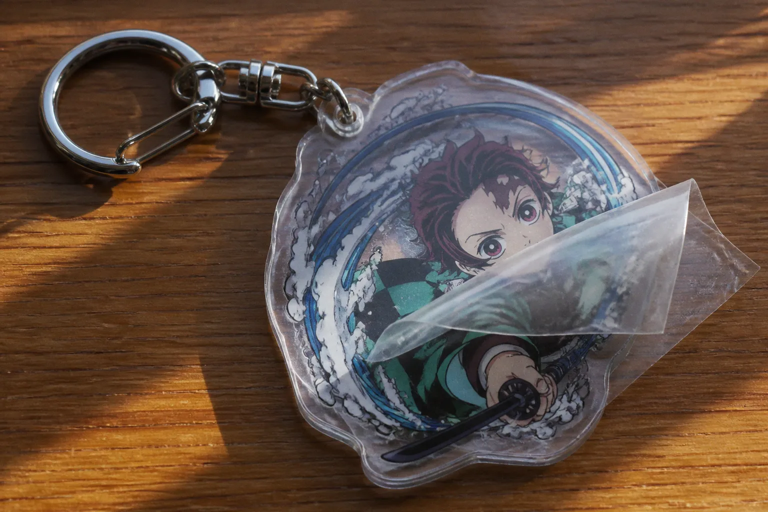 Porte-clés acrylique manga : faut-il retirer le film protecteur ?